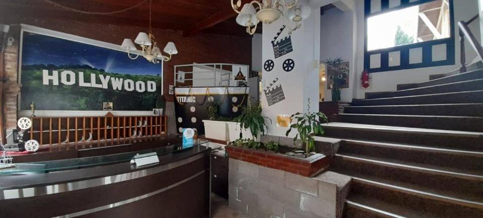 Hotel de Cine Las Golondrinas Villa Gesell Eksteriør billede