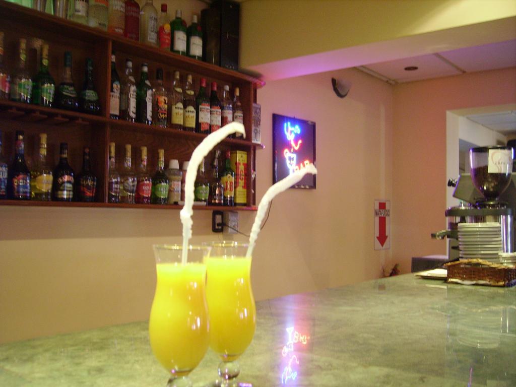 Hotel de Cine Las Golondrinas Villa Gesell Eksteriør billede