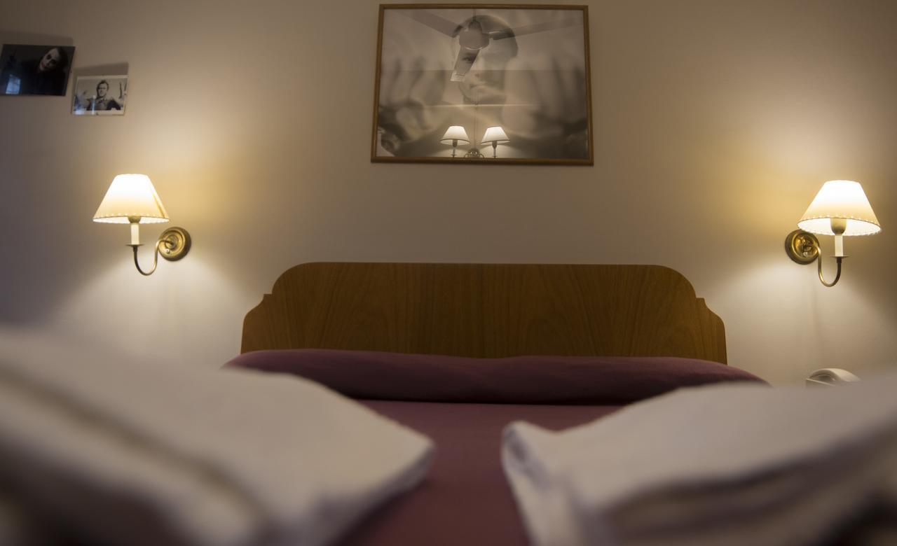 Hotel de Cine Las Golondrinas Villa Gesell Eksteriør billede